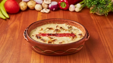 Šumsko pile zapečeno u krem sosu sa povrćem, posluženo u Restoranu Gradska Beograd.