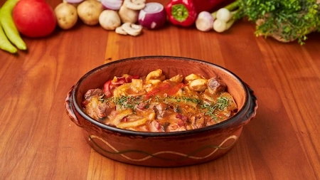 Toplička janija, pikantni miks mesa i povrća u paradajz sosu, tradicionalni specijalitet u Restoranu Gradska Beograd.