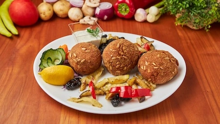 Topličke bombice, hrskave kuglice sa semenkama i povrćem, moderan specijalitet u Restoranu Gradska Beograd.