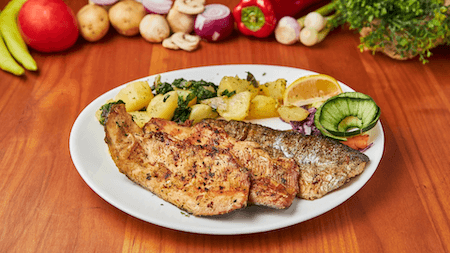 Dimljena pastrmka sa roštilja, fileti ribe sa krompirom i blitvom, posluženi sa limunom u Restoranu Gradska Beograd.